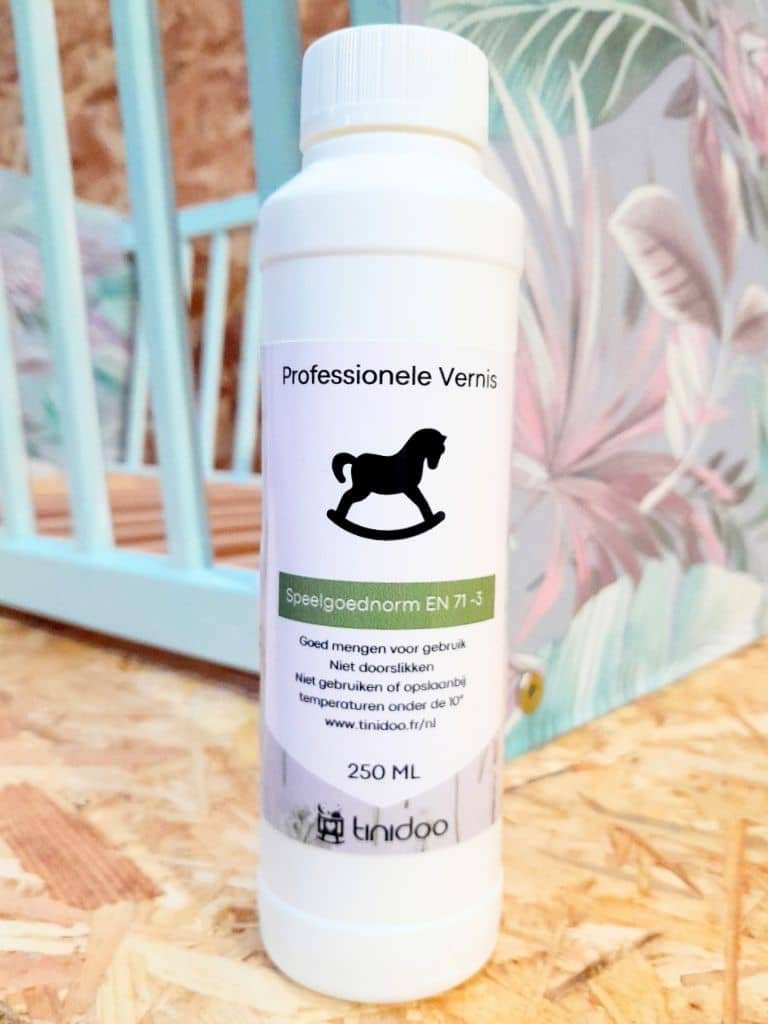 Vernis voor houten speelgoed en babybedjes