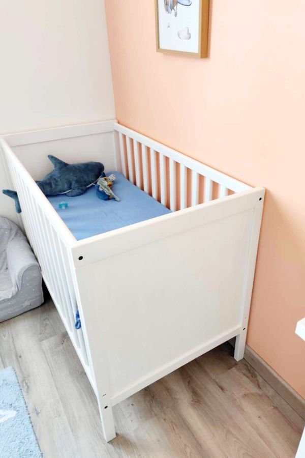 lit-bébé-repeint-blanc lit bébé repeint en blanc