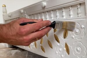 application vernis sur berceau ancien