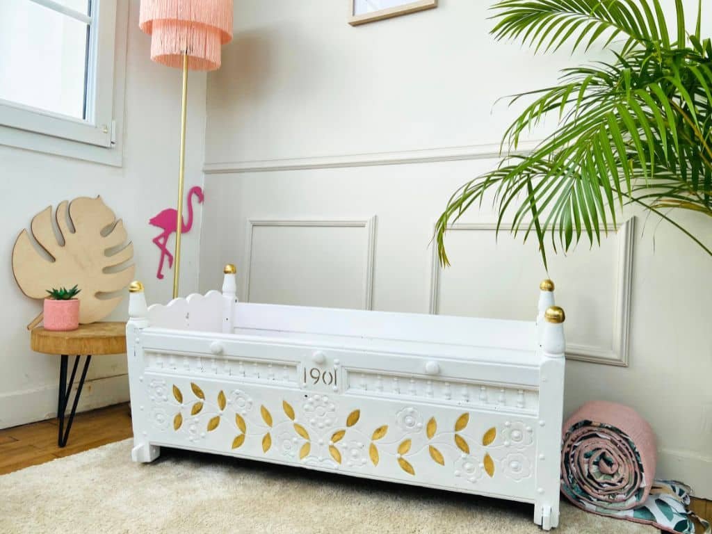 berceau ancien rénové avec feuilles d'or