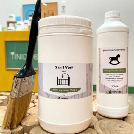 verf en vernisset voor babykledingkast
