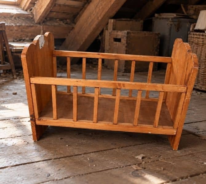 lit de poupée en bois
