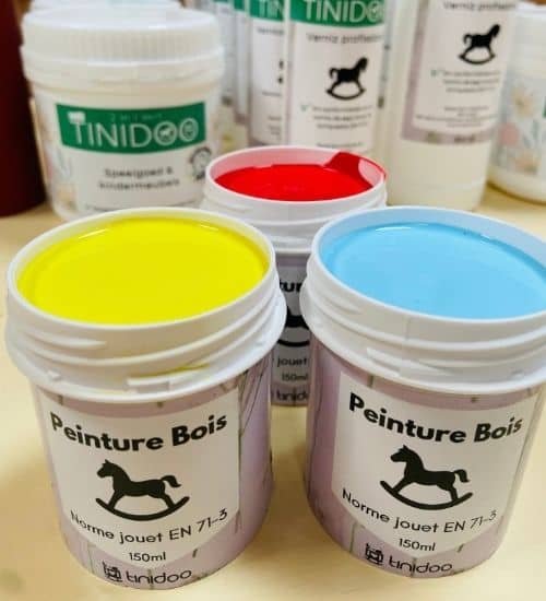 peintures bleu, jaune et rouge pour jouets en bois